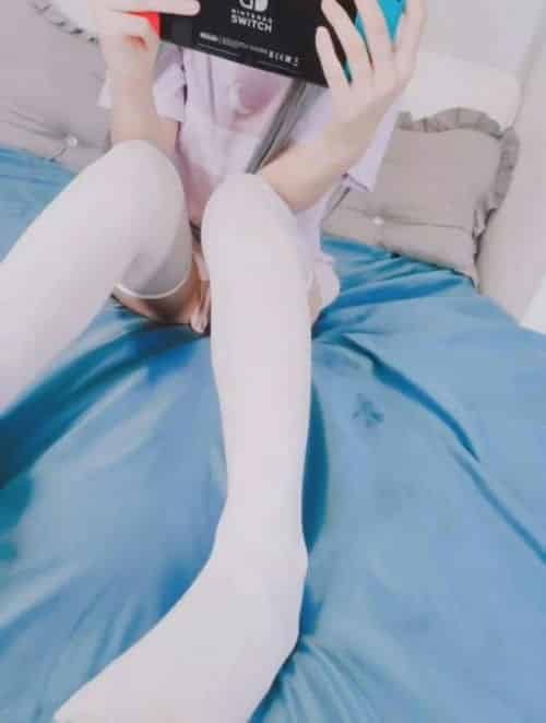 微博红人@[白袜袜格萝]高颜值博主百褶裙男上女下原版高清720P[193.02M]插图