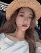 22岁海归美女硕士遭变态小屌丝下药迷晕，脱鞋舔脚趾。插图