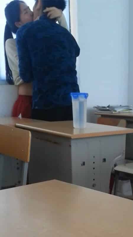 教室里的小浪漫饥渴学生小情侣在教室直接啪啪口交合集整理插图