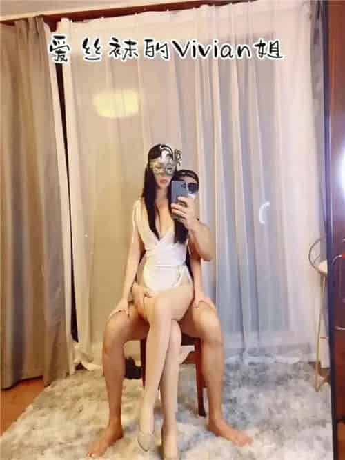 推特反差婊网红[爱丝袜Vivian姐]最新定制视频–齐逼白丝长裙女神[1V/213MB]插图